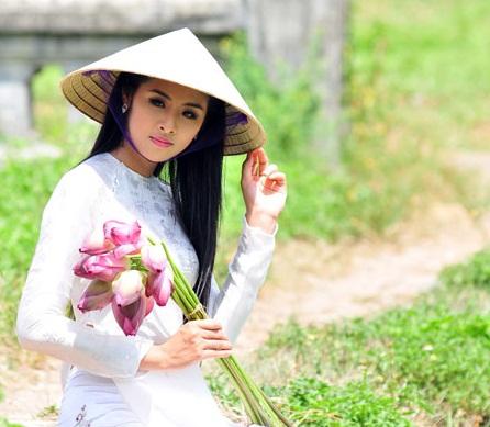 Miss Vietnam Ngoc Han charming in white dress, hat poem and pink lotus